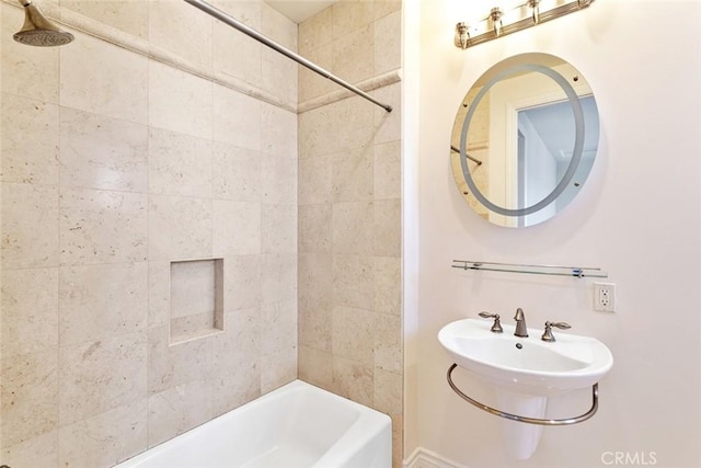 bathroom with tiled shower / bath combo