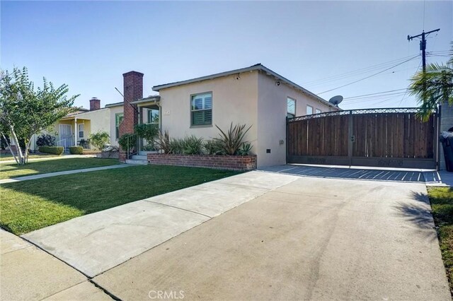 view of front facade featuring a front lawn