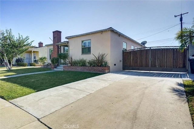 view of front of property with a front yard