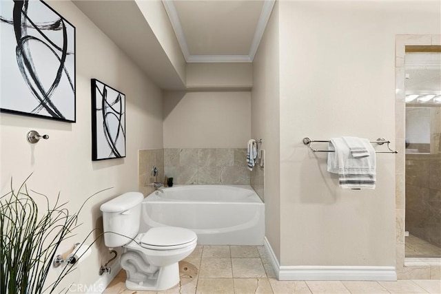 full bath with a garden tub, baseboards, a tile shower, crown molding, and toilet