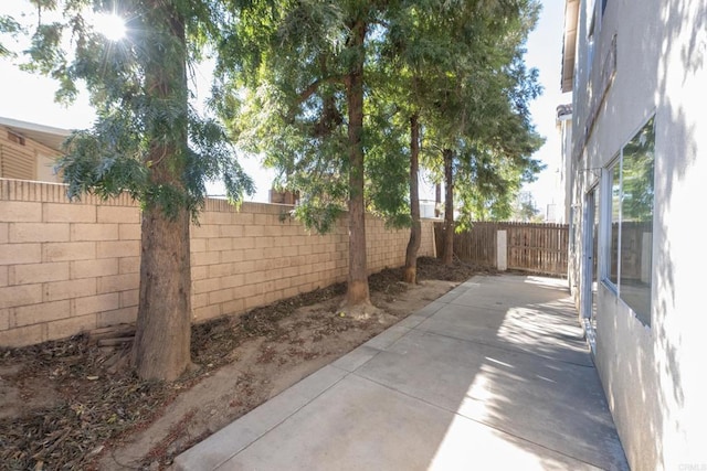 view of yard featuring a patio area