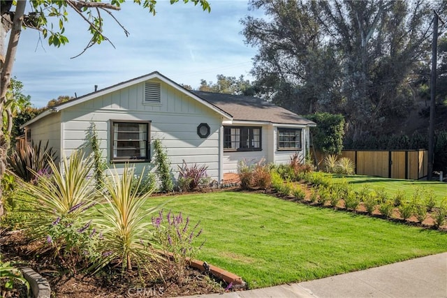 view of front of house featuring a front lawn