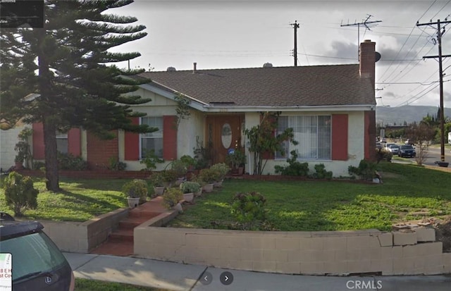 view of front facade featuring a front lawn