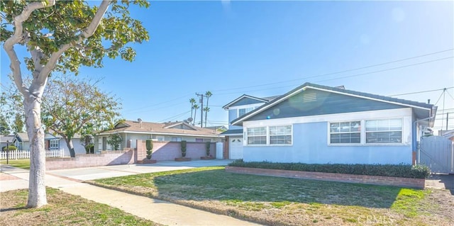 view of front of home featuring a front yard