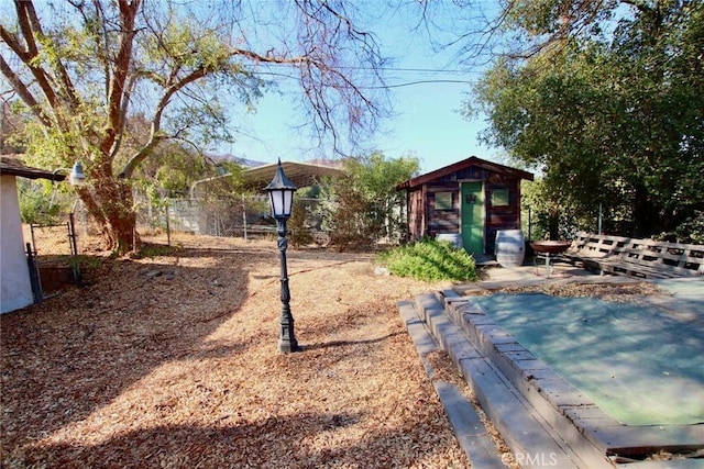 view of yard featuring an outdoor structure