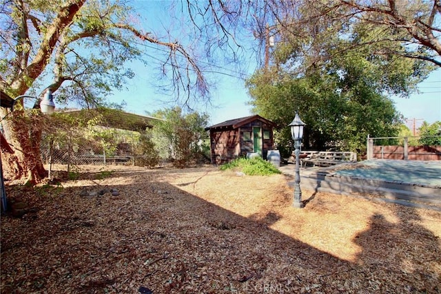 view of yard featuring an outbuilding