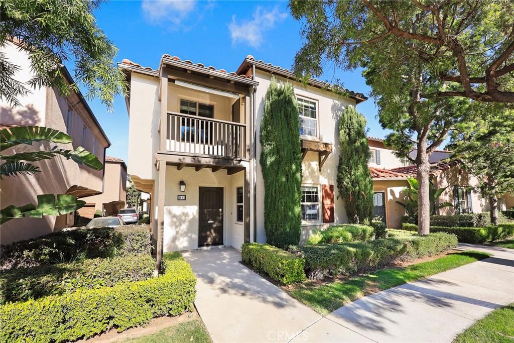 view of front of property featuring a balcony