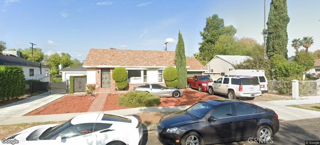 bungalow-style house featuring fence