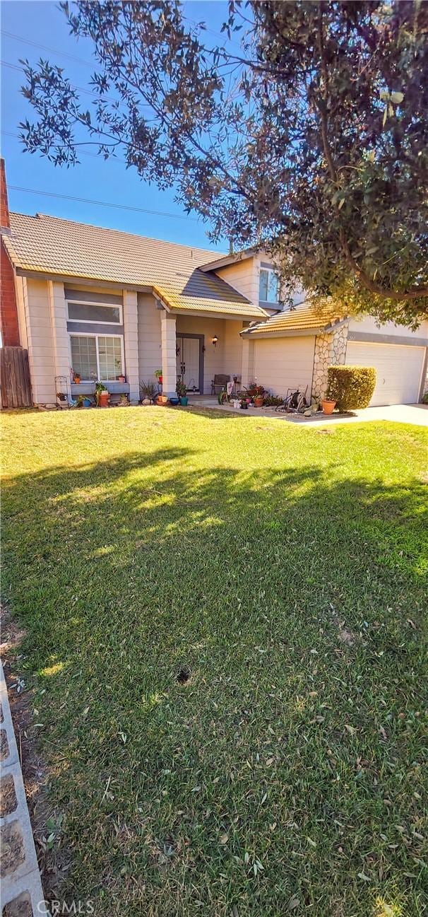 view of front of home with a front lawn