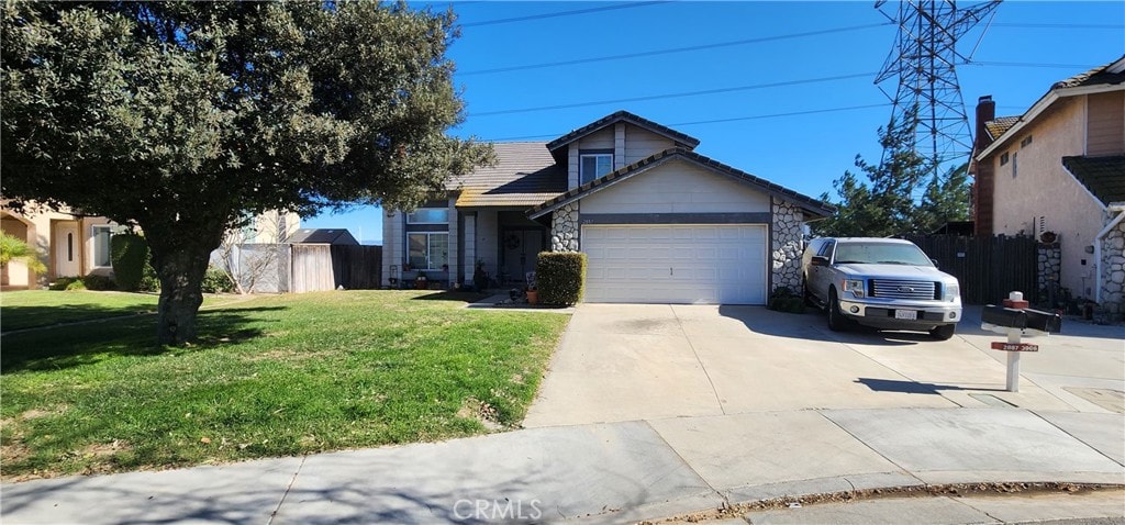 view of front of home featuring a front lawn and a garage