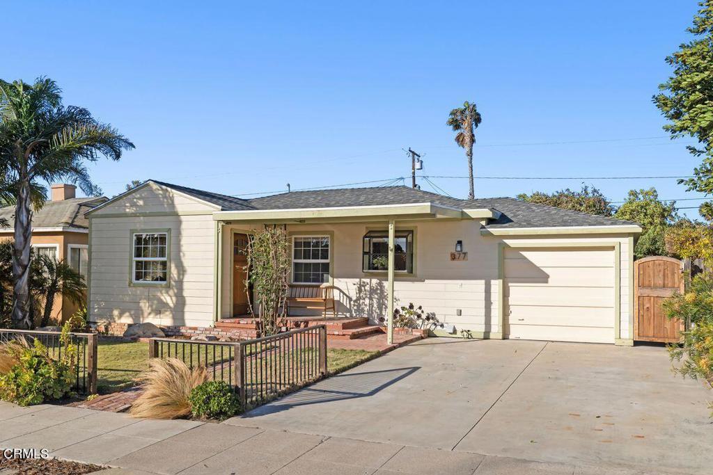 single story home featuring a garage