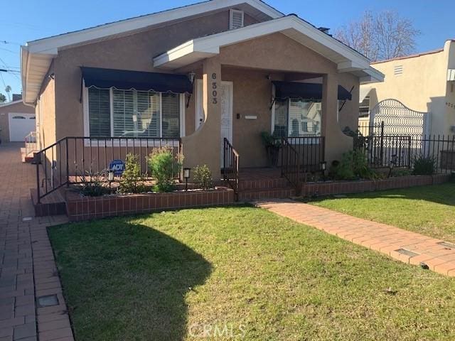 bungalow featuring a front yard