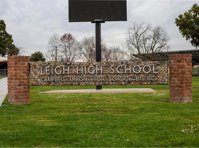 community sign with a lawn