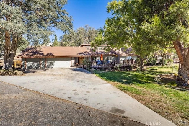 view of front of home featuring a front yard and a garage