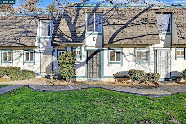 view of front of home featuring a front yard