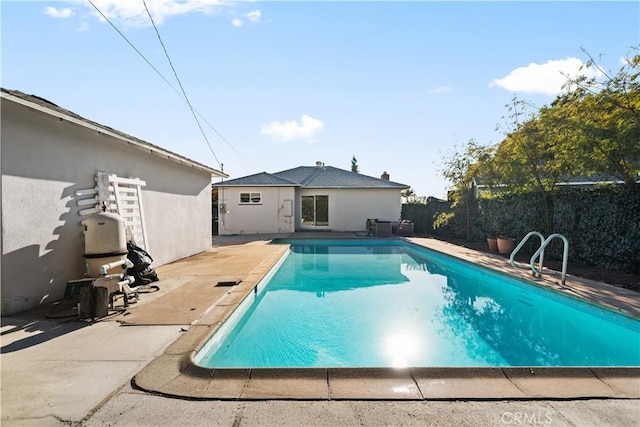 view of swimming pool