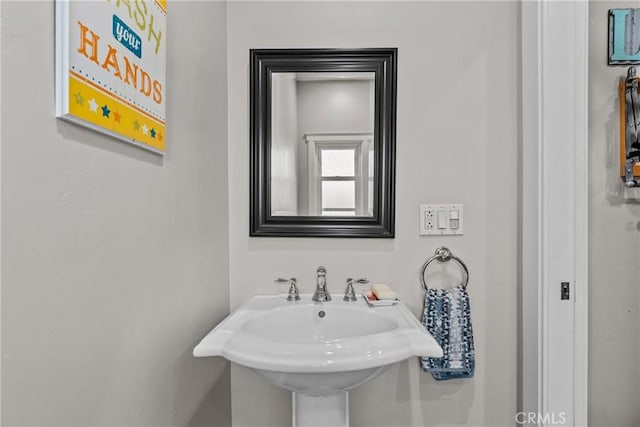 bathroom featuring a sink