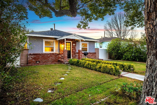 view of front of property with a lawn