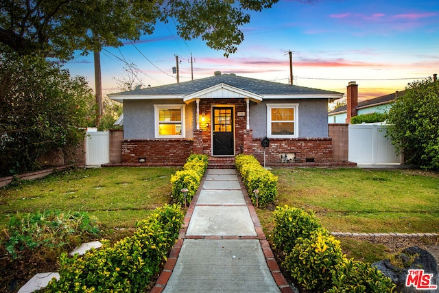 view of front of house featuring a lawn