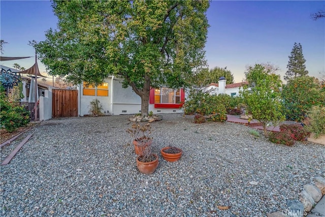 view of yard at dusk