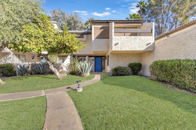 view of front of house featuring a front lawn