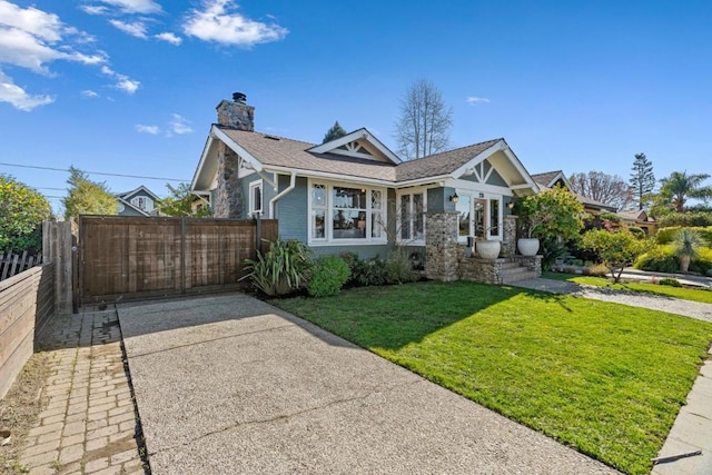 view of front facade featuring a front lawn