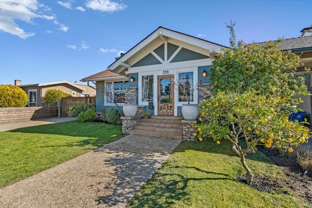 view of front of house featuring a front lawn