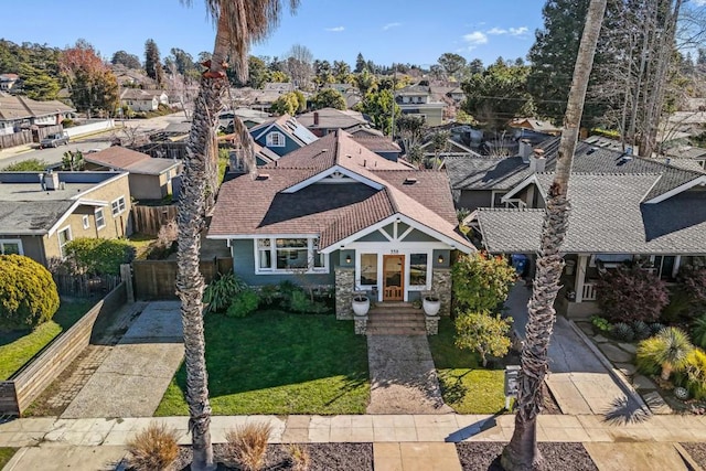 view of front of property featuring a front lawn