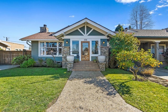 view of front of house featuring a front lawn