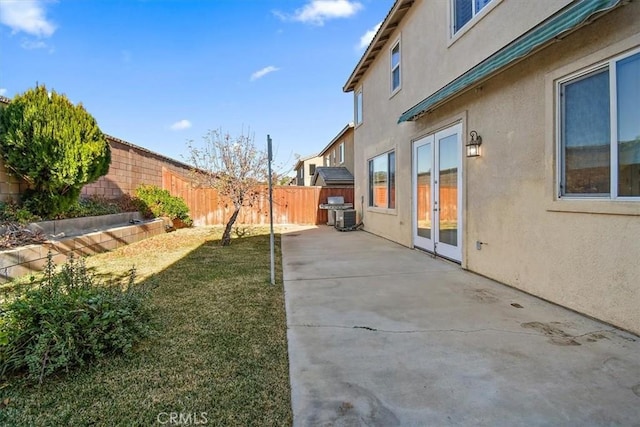 view of yard with a patio area