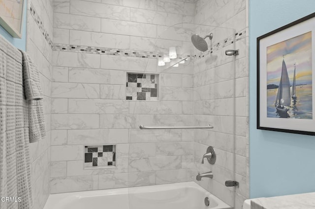 bathroom with tiled shower / bath