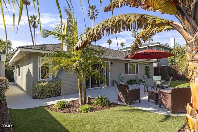 view of front of property featuring a front yard, a patio, and an outdoor living space