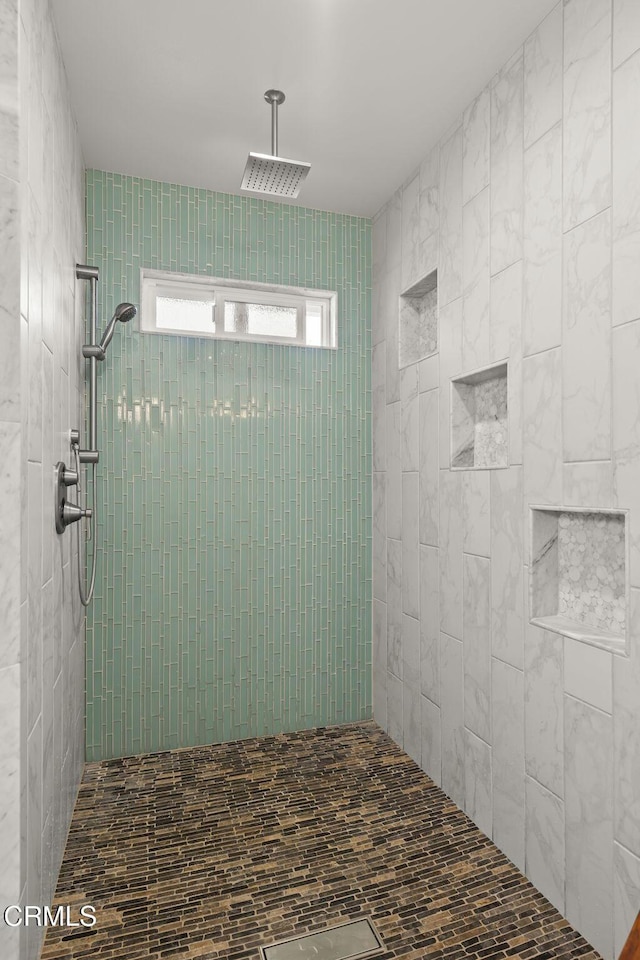 bathroom featuring tiled shower