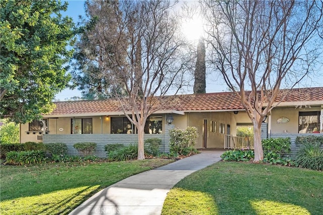 ranch-style house featuring a front lawn