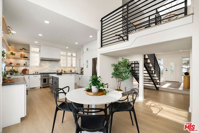 dining space with sink and light hardwood / wood-style flooring