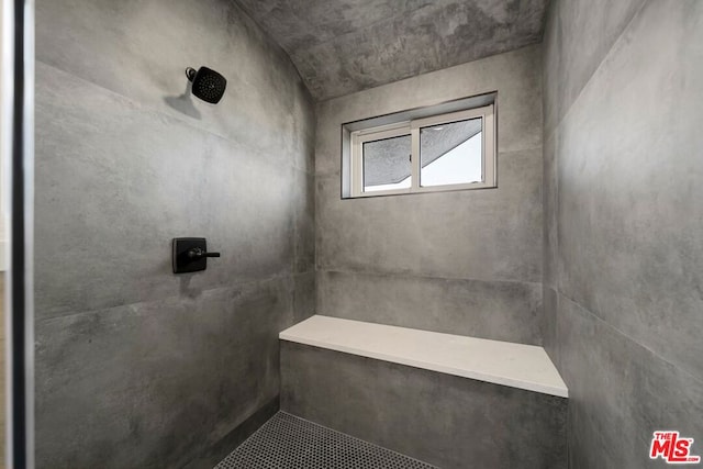 bathroom featuring a tile shower