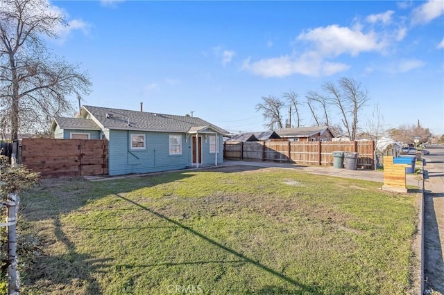 view of yard featuring a patio area