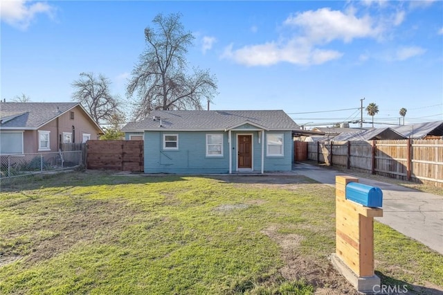 bungalow featuring a front yard