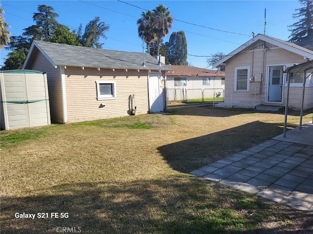 view of yard featuring a storage unit