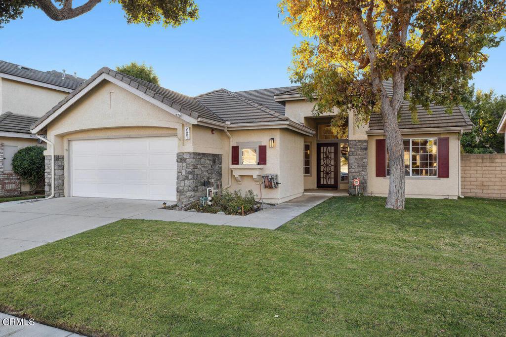 view of front facade featuring a front lawn and a garage