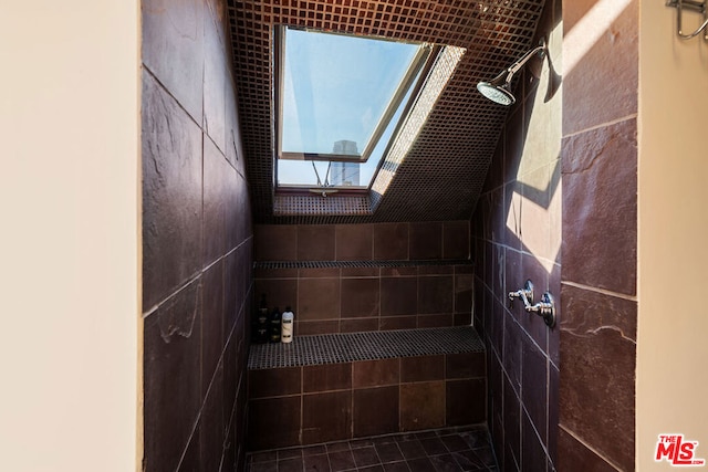 bathroom featuring a tile shower