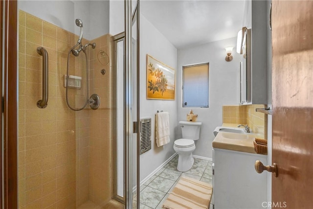 bathroom with tasteful backsplash, a tile shower, vanity, and toilet