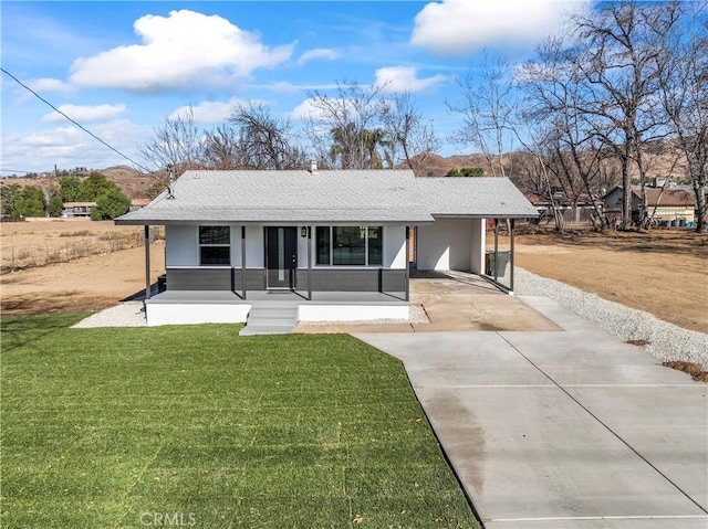 view of front of house with a porch, a front lawn, and a carport