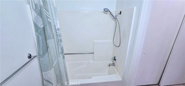 bathroom with shower / bath combo