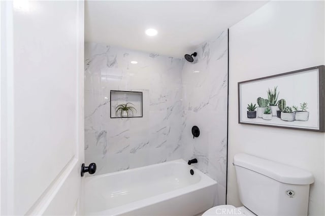 bathroom with tiled shower / bath and toilet