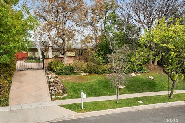 view of front of property featuring a front yard