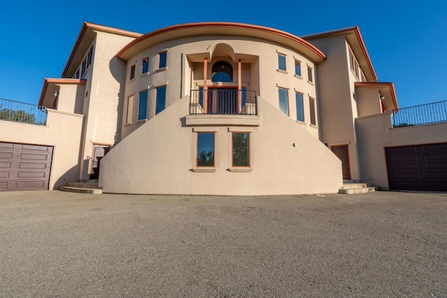 view of front of property featuring a balcony