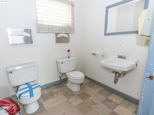 bathroom featuring sink and toilet