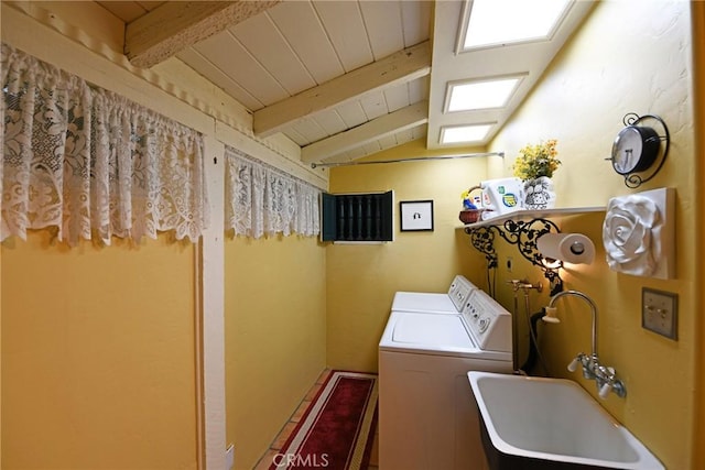 laundry area with laundry area, a sink, washing machine and dryer, and wood ceiling