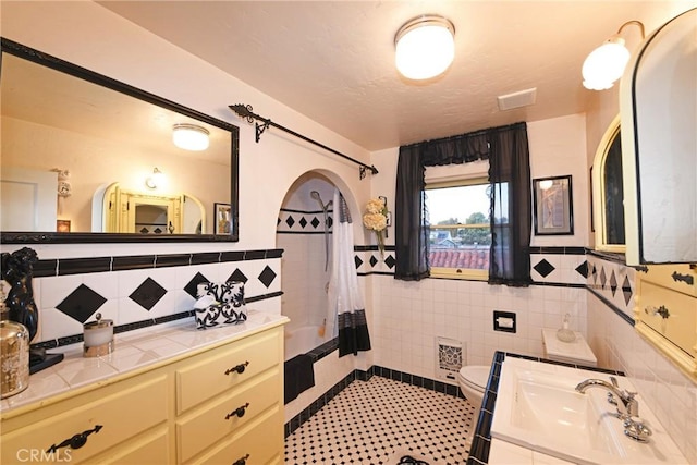 503 W Madison Ave, Placentia, CA 92870 - full bath featuring tile walls, vanity, toilet, shower / bathtub combination with curtain, and wainscoting